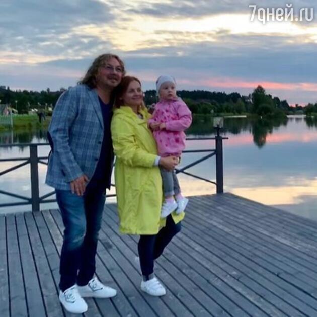 Игорь Николаев и Юлия Проскурякова с дочкой Вероникой Игорь Николаев и Юлия Проскурякова с дочкой Вероникой