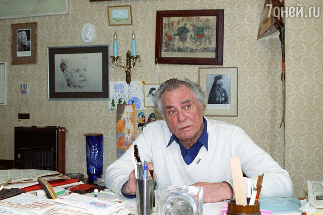 «Что делается в стране, а?! — произнес Матвеев. — Но у тебя не герой тут главное, а ужасы чернухи! Я такую картину снимать не буду!» «Что делается в стране, а?! — произнес Матвеев. — Но у тебя не герой тут главное, а ужасы чернухи! Я такую картину снимать не буду!»