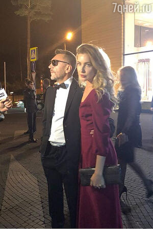 Сергей Шнуров с новой девушкой Сергей Шнуров с новой девушкой