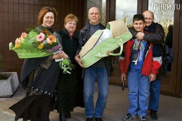 Встречать нас с Симой из роддома приехала вся семья: Женя, Владик и мой папа с женой Татьяной Михайловной Встречать нас с Симой из роддома приехала вся семья: Женя, Владик и мой папа с женой Татьяной Михайловной