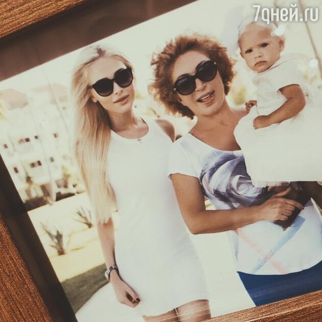 Алена Шишкова с дочкой Алисой и Симоной Яковлевной Алена Шишкова с дочкой Алисой и Симоной Яковлевной