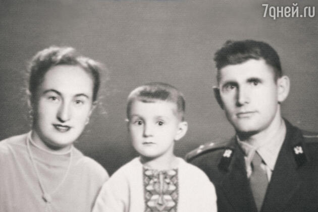 С родителями Фаиной Леонидовной и Исааком Давыдовичем. 1958 г. С родителями Фаиной Леонидовной и Исааком Давыдовичем. 1958 г.