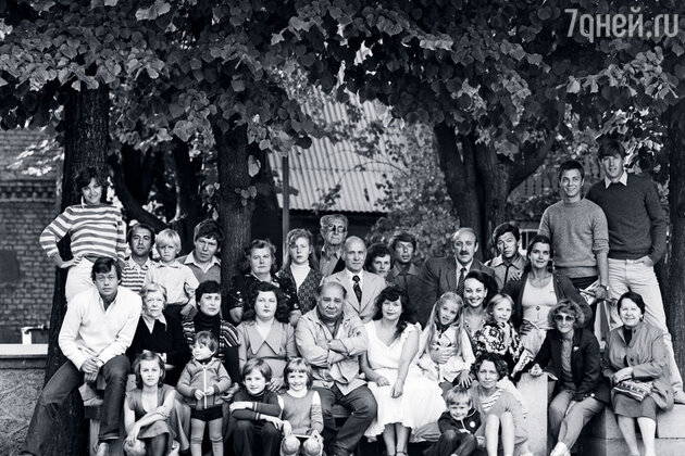 «Ленком» на гастролях в Юрмале в середине 80-х. Коля – крайний слева рядом с Татьяной Пельтцер. Мы с Андрюшей сидим на земле, справа «Ленком» на гастролях в Юрмале в середине 80-х. Коля – крайний слева рядом с Татьяной Пельтцер. Мы с Андрюшей сидим на земле, справа