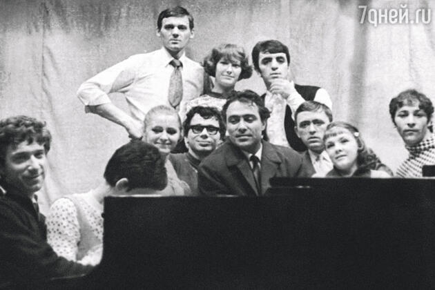 Миколас Орбакас и Алла Пугачева в верхнем ряду слева, 1969 год Миколас Орбакас и Алла Пугачева в верхнем ряду слева, 1969 год