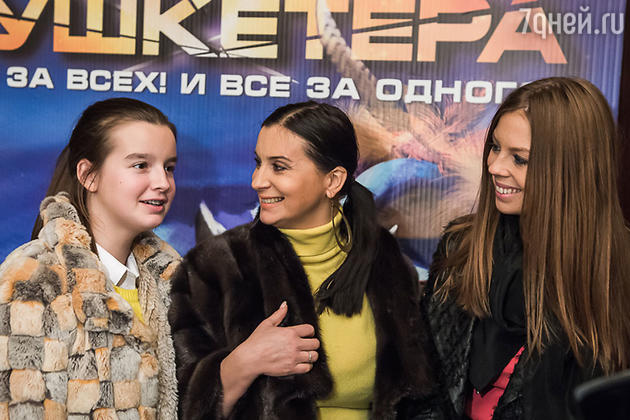 Екатерина Стриженова (в центре) с дочерьми Екатерина Стриженова (в центре) с дочерьми