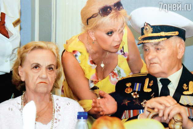 С родителями — мамой Майей Павловной и отцом Борисом Ивановичем. 2010 г. С родителями — мамой Майей Павловной и отцом Борисом Ивановичем. 2010 г.
