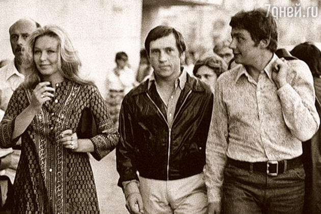 Слава, Марина Влади, Володя Высоцкий и Сева Абдулов на прогулке по Одессе. 1973 г. Слава, Марина Влади, Володя Высоцкий и Сева Абдулов на прогулке по Одессе. 1973 г.