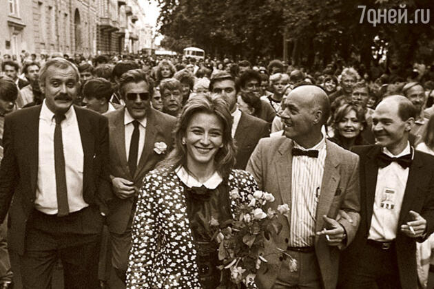 Никита Михалков, Марчелло Мастроянни, Елена Сафонова, Слава, Алексей Жарков на Приморском бульваре в Одессе во время кинофестиваля «Золотой Дюк». 1988 г. Никита Михалков, Марчелло Мастроянни, Елена Сафонова, Слава, Алексей Жарков на Приморском бульваре в Одессе во время кинофестиваля «Золотой Дюк». 1988 г.