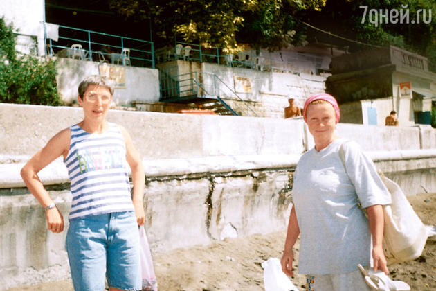 «Люба, не вздумай никогда ни одной живой душе отказать в автографе или в фотографии. У этих женщин в воспоминаниях останется Черное море и актриса, с которой они познакомились» «Люба, не вздумай никогда ни одной живой душе отказать в автографе или в фотографии. У этих женщин в воспоминаниях останется Черное море и актриса, с которой они познакомились»