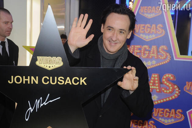 Джон Кьюсак на церемонии закладки именной звезды на Аллее Славы в ТРЦ "Vegas". 2012 год Джон Кьюсак на церемонии закладки именной звезды на Аллее Славы в ТРЦ "Vegas". 2012 год