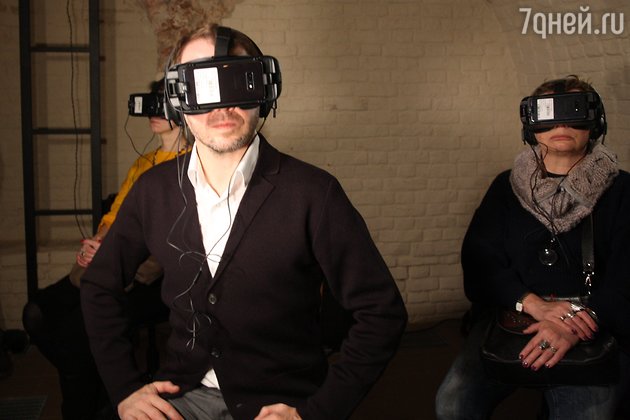 Вот в таких VR-очках зрители будут смотреть спектакль. Вот в таких VR-очках зрители будут смотреть спектакль.