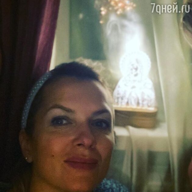 Мария Порошина на фоне подарка для детей Мария Порошина на фоне подарка для детей