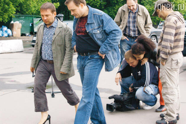 Съемка сюжета о вредных для автомобилиста туфлях на каблуках Съемка сюжета о вредных для автомобилиста туфлях на каблуках