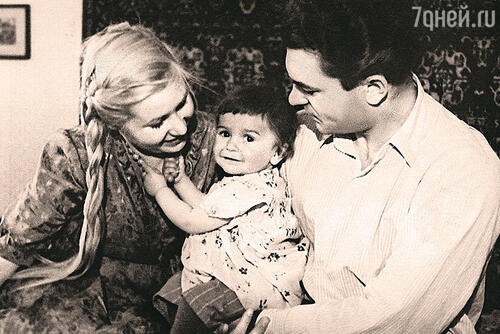 С первым мужем Сергеем Бондарчуком и дочерью Натальей. 1950-е гг.