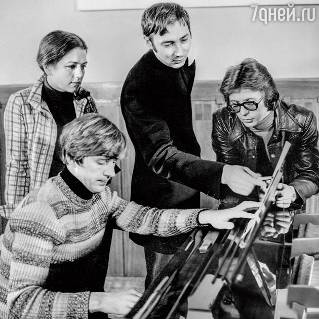 Александр Абдулов с Ириной Алферовой, Александром Карнаушкиным и Анатолием Абрамовым Александр Абдулов с Ириной Алферовой, Александром Карнаушкиным и Анатолием Абрамовым