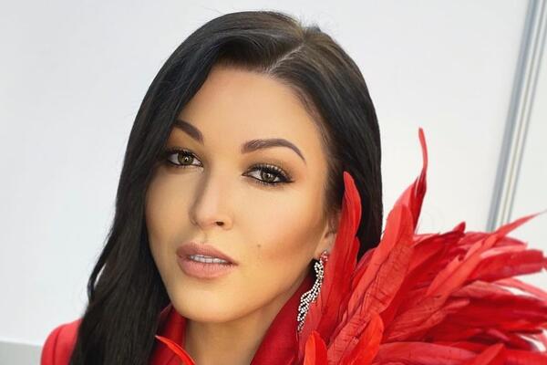 «Хочу быть с тобой»: трогательный Харламов спел Дубцовой о любви