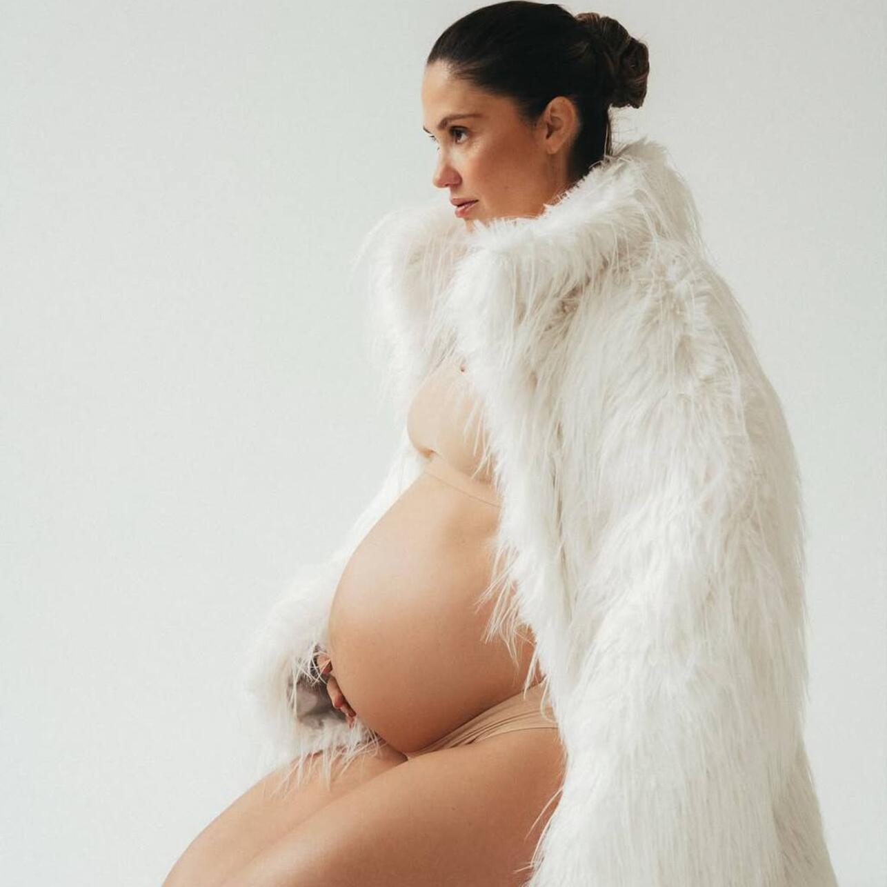 Беременная Агата Муцениеце 