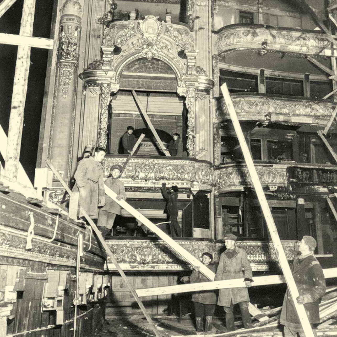 Солдаты укрепляют деревянными конструкциями ложи зрительного зала