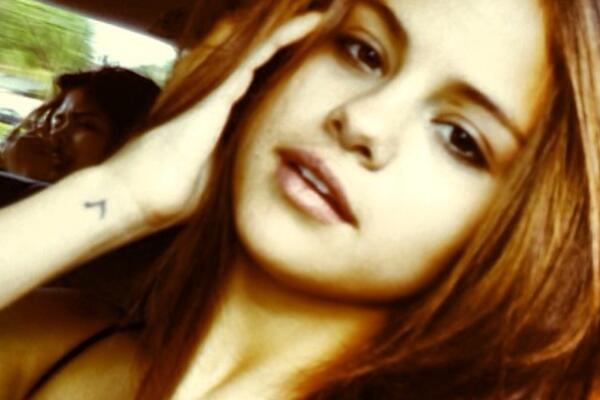 Селена Гомес опубликовала снимок без макияжа