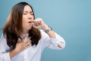 Пульмонолог назвал главные признаки ковидного кашля