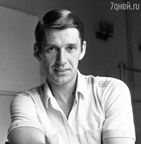 «Раздражение, которое испытывал на съемках Абдулов, пошло фильму на пользу, - говорит режиссер. - У него все время вид слегка недовольный, высокомерный, но ведь таким и должен был быть этот «первый мачо на деревне »