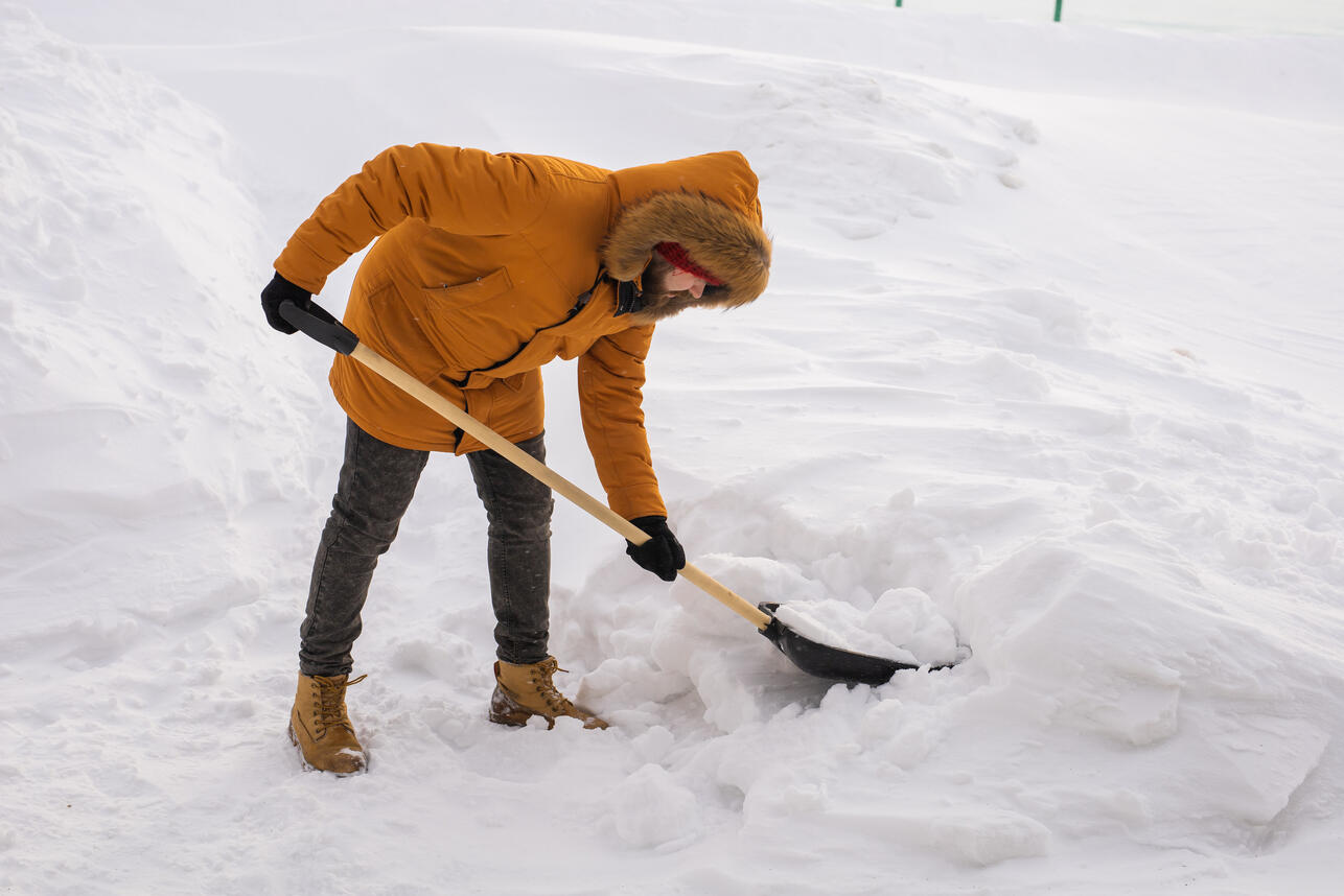 Будет болеть: почему нельзя скручивать спину при чистке снега лопатой