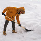 Будет болеть: почему нельзя скручивать спину при чистке снега лопатой 