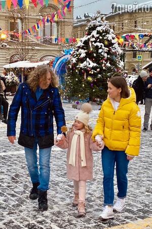 Юлия Проскурякова с Игорем Николаевым и их дочкой Вероникой - фото