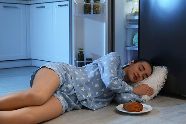 Есть, чтобы спать: как настроить микробиоту кишечника для здорового сна