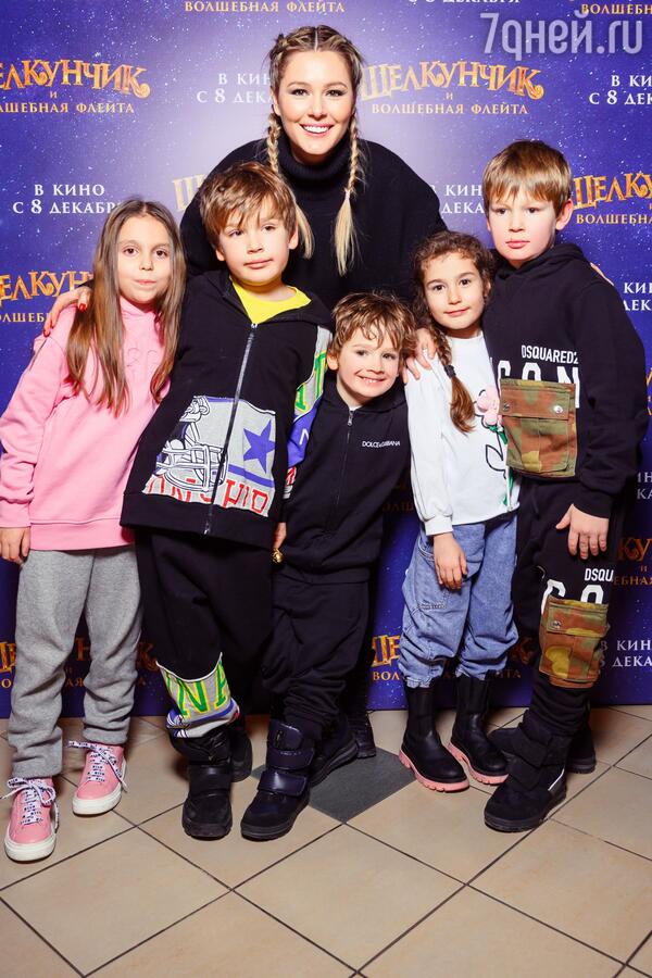 Мария Кожевникова с сыновьями и их подругами. Фото: пресс-служба мероприятия