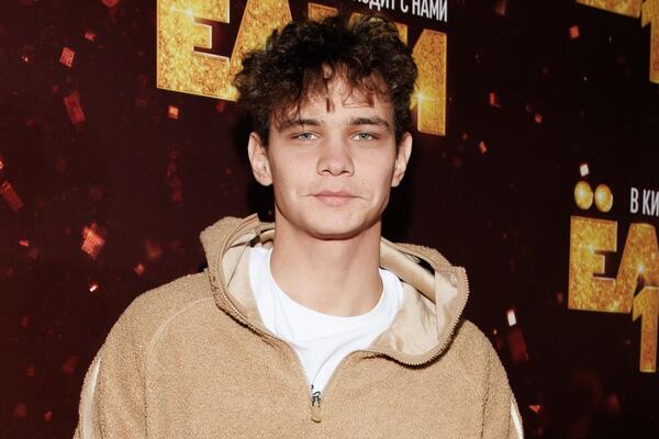 Слава Копейкин кардинально сменил имидж — то ли рыцарь, то ли бандит