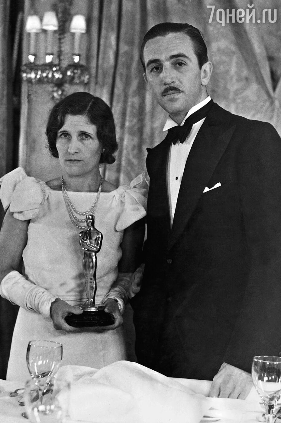 Уолт Дисней со своими «Оскаром» и супругой фото