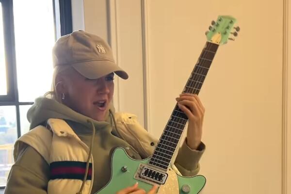 Клава Кока показала московскую квартиру в стиле Тиффани под любимую гитару