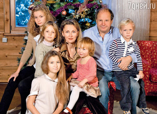 Дмитрий Астрахан с женой Еленой, дочерьми Марией, Натальей, Анной, Лизой и сыном Митей
