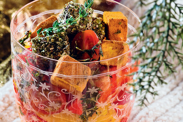 Рецепты от Юлии Высоцкой: салат из перца с фетой и помидорами, телятина в сырной корочке и торт-мороженое с миндалем и фисташками