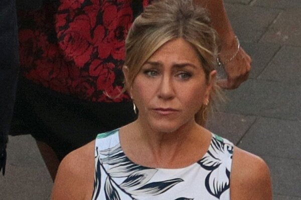 Образ дня: Дженнифер Энистон в коротком платье