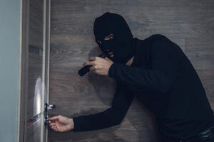 Не дом, а крепость: эффективные способы защитить жилье на время отпуска