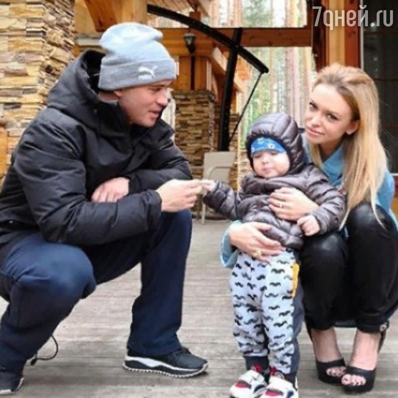 Александр Кержаков с женой Миланой и сыном Артемием