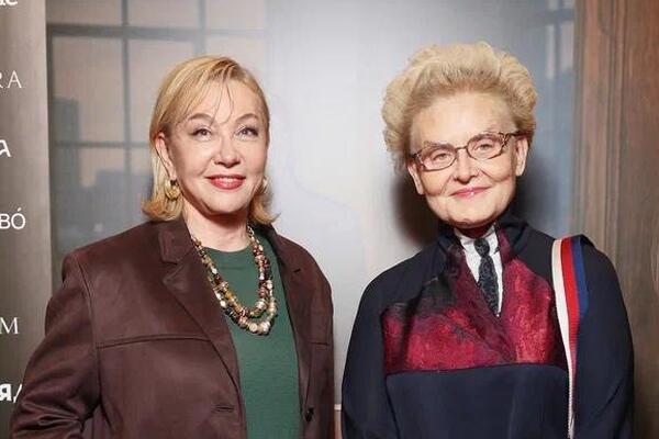 Малышева рассекретила интерьер роскошной квартиры Шараповой — шелка, антиквариат и биокамин