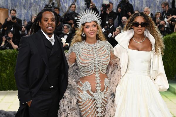 Эффектное возвращение: Бейонсе появилась на Met Gala после десятилетнего перерыва    