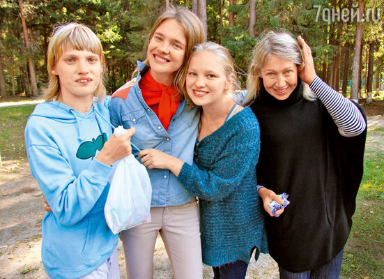 С сестрами Оксаной, Кристиной и мамой Ларисой Викторовной в инклюзивном детском лагере «Юный нижегородец». 2013 г.
