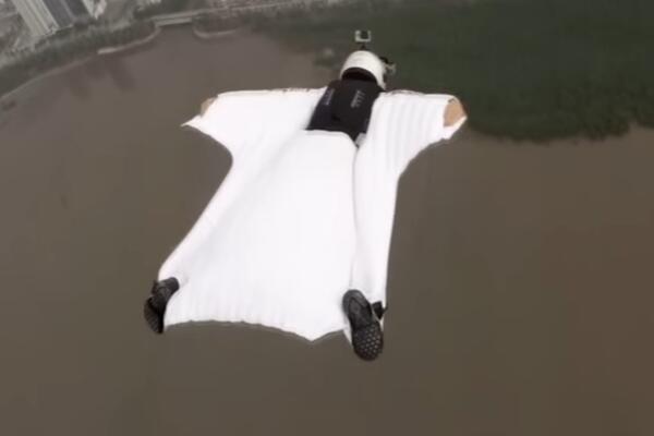 Невероятные полеты в костюме-крыле 