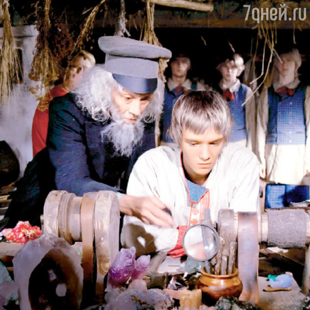 Александр Леньков играет в «Книге мастеров» Учителя, а молодой актер Максим Локтионов — главного героя, сироту Ивана