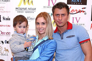 Павел Прилучный и Агата Муцениеце вышли на подиум с 2-летним сыном