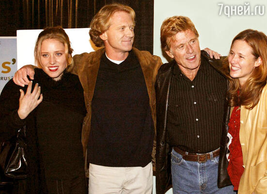 Роберт Редфорд с дочерью Эми, сыном Дэвидом и его женой Кайли. 2003 год