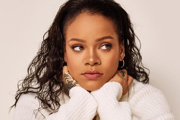 Рианна показала, какой маникюр мы будет носить этим летом