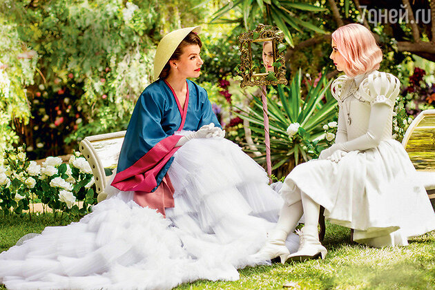 Эмма Робертс с Миллой Йовович