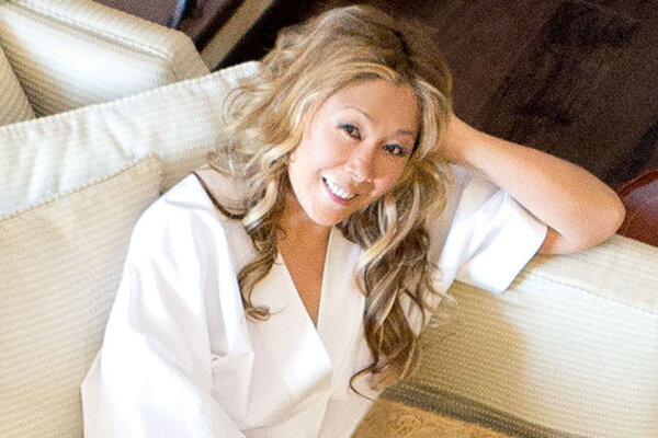 Анита Цой украсила гостиную росписью