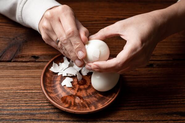 Забудьте о не счищающейся с яиц скорлупе: простые правила чтобы избавиться от этой проблемы  