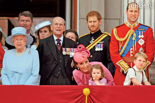 Елизавета II, ее муж принц Филип, принц Гарри, принц Уильям и Кэтрин с детьми — Шарлоттой и Джорджем